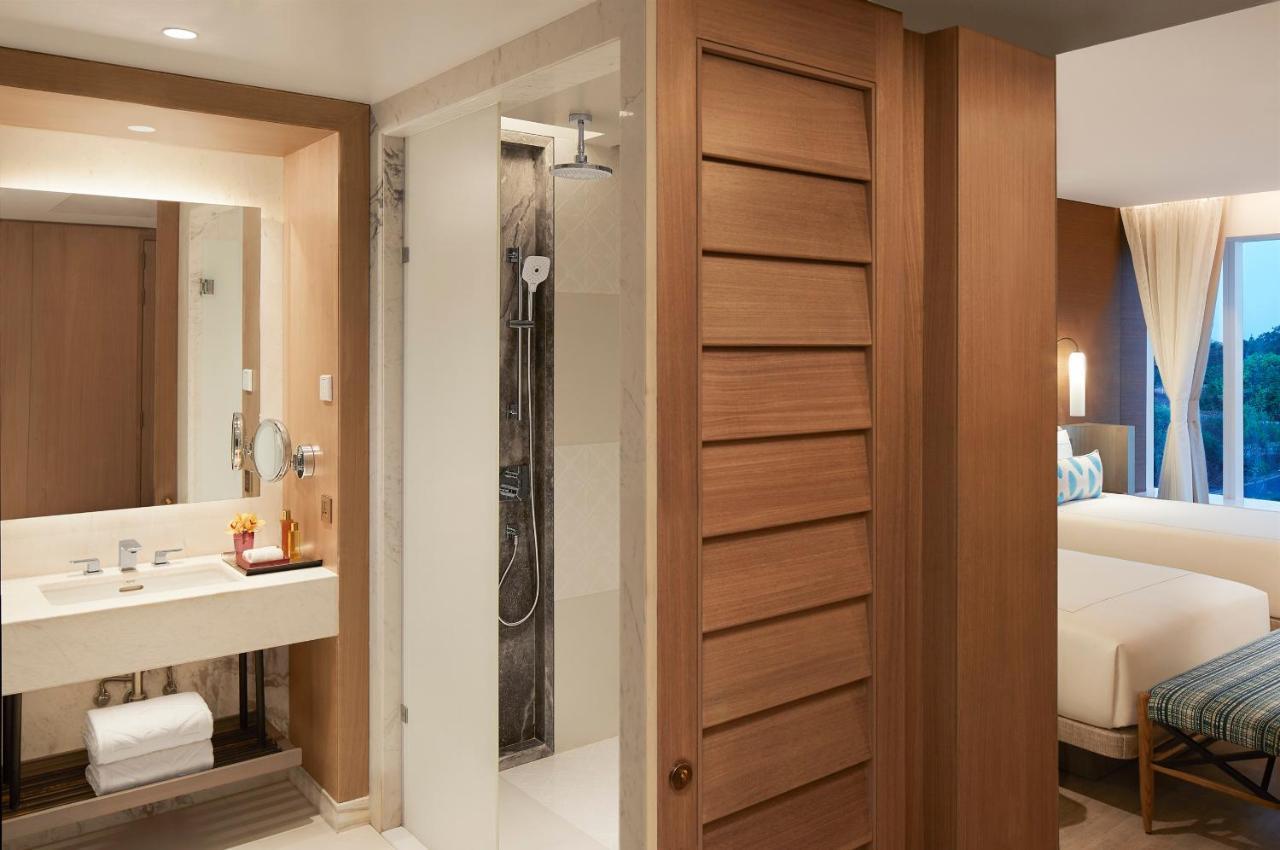 Taj Cidade De Goa Horizon, Goa ปณชี ภายนอก รูปภาพ A bathroom in a hotel room